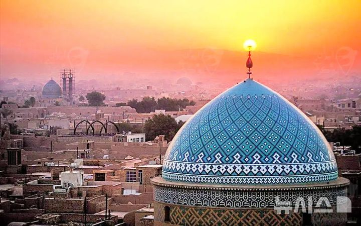 [서울=뉴시스]페르시아 및 이슬람 건축의 보석으로 꼽히는 이란의 자메 모스크. 이스라엘의 공습으로 모스크의 청록색 타일이 떨어져 나가는 피해를 입었다. (출처=IRUN2IRAN.com) 2026.3.12. 