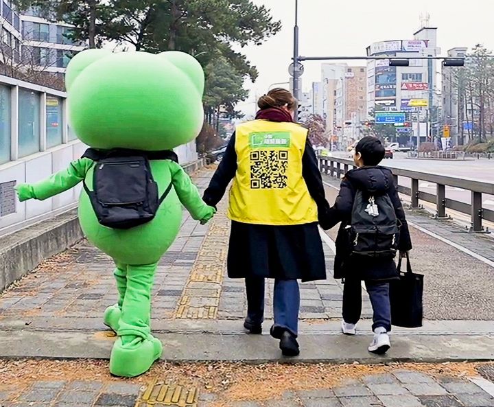 [수원=뉴시스] 등하교 동행돌봄. (사진=수원시 제공) 2026.03.12. photo@newsis.com *재판매 및 DB 금지