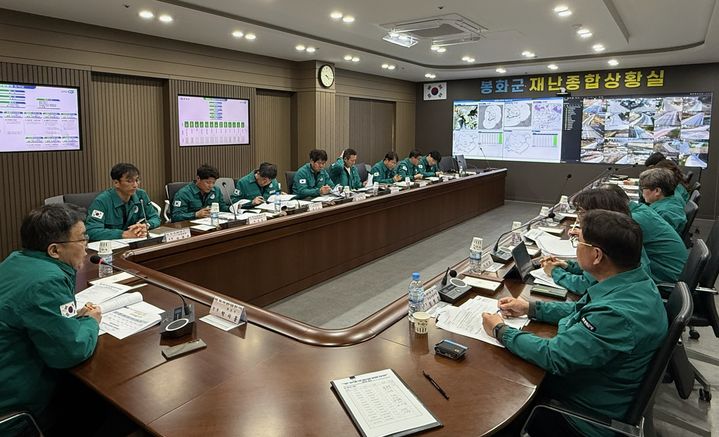 [봉화=뉴시스] 하천과 계곡 주변 불법 점용시설물에 대한 집중 단속 계획을 논의하고 있다. (사진=봉화군 제공) 2026.03.12. photo@newsis.com *재판매 및 DB 금지