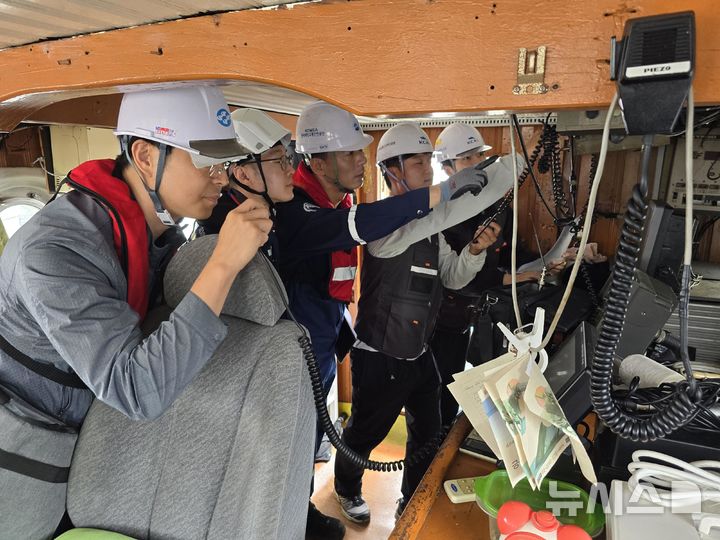 [서울=뉴시스] 선박 검사원과 무선국 검사원이 선박·무선국 합동 검사를 하는 모습.