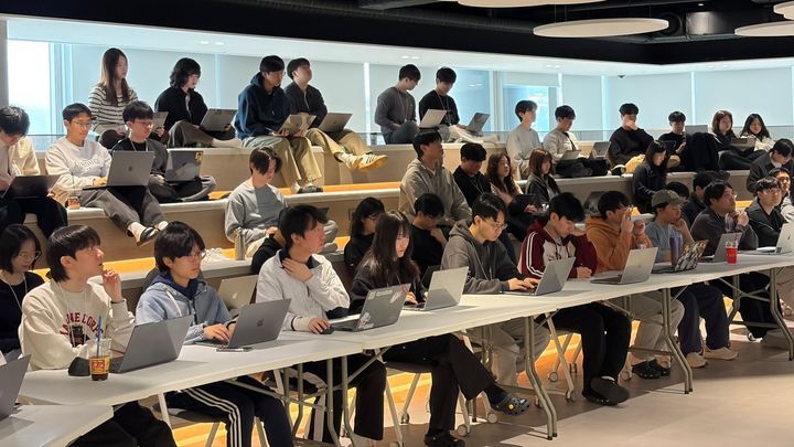 [서울=뉴시스] 카카오는 실무형 개발 인재 양성을 위한 교육 프로그램인 '카카오테크 부트캠프' 4기 교육생을 오는 22일까지 모집한다고 12일 밝혔다. (사진=카카오 제공) 2026.03.12. photo@newsis.com *재판매 및 DB 금지