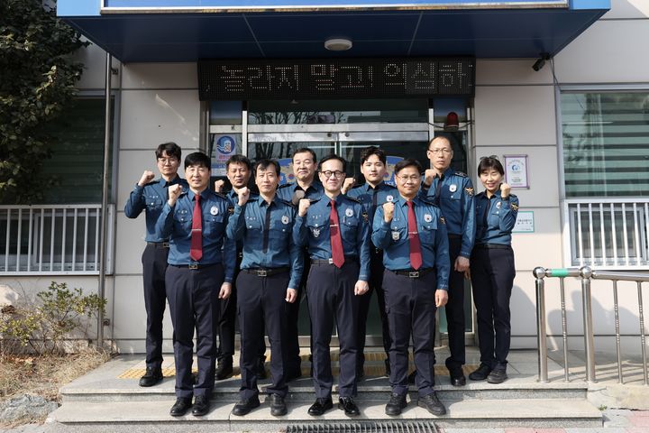 [대구=뉴시스] 대구경찰청은 화재 현장에서 시민의 생명과 재산을 보호한 서부경찰서 이현지구대 소속 강상순 경위에게 경찰청장 표창을 전수했다. (사진=대구경찰청 제공) 2026.03.12. photo@newsis.com *재판매 및 DB 금지