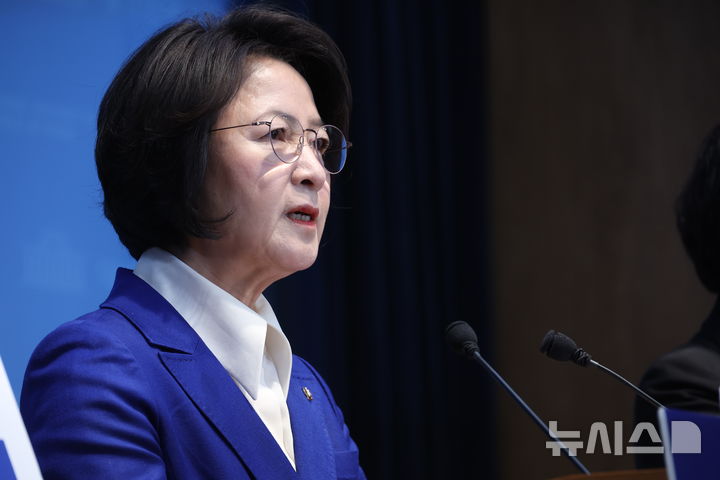 [서울=뉴시스] 조성봉 기자 = 추미애 더불어민주당 의원이 12일 오전 서울 여의도 국회 소통관에서 경기도지사 출마선언을 하고 있다. 2026.03.12. suncho21@newsis.com