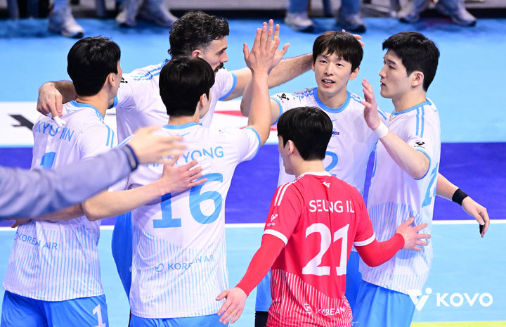 [서울=뉴시스] 프로배구 대한항공 선수단이 6일 인천계양체육관에서 열린 진에어 2025~2026 V-리그 남자부 경기에서 우리카드를 상대로 득점을 올린 뒤 기뻐하고 있다. (사진=KOVO 제공) 2026.03.06. *재판매 및 DB 금지