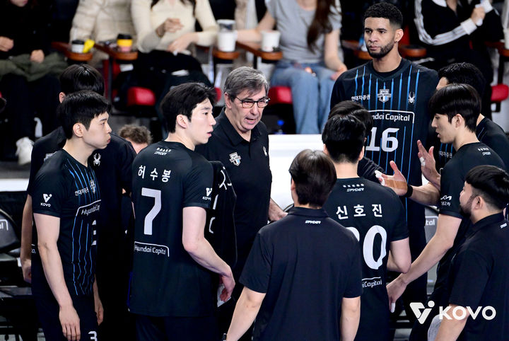 [서울=뉴시스] 프로배구 현대캐피탈 필립 블랑 감독이 10일 천안유관순체육관에서 열린 진에어 2025~2026 V-리그 남자부 우리카드와의 경기에서 선수들에게 지시를 내리고 있다. (사진=KOVO 제공) 2026.03.10. *재판매 및 DB 금지