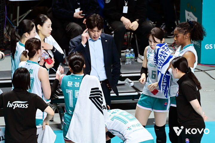 [서울=뉴시스] 프로배구 한국도로공사 김종민 감독이 7일 서울 장충체육관에서 열린 진에어 2025~2026 V-리그 여자부 GS칼텍스와의 경기에서 선수들에게 지시를 내리고 있다. (사진=KOVO 제공) 2026.03.07. *재판매 및 DB 금지