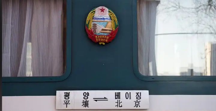 [서울=뉴시스] 베이징∼평양을 운행하는 북중 여객열차. 객차에 두 도시가 표기되어 있다.(사진=바이두) 2026.03.12. *재판매 및 DB 금지