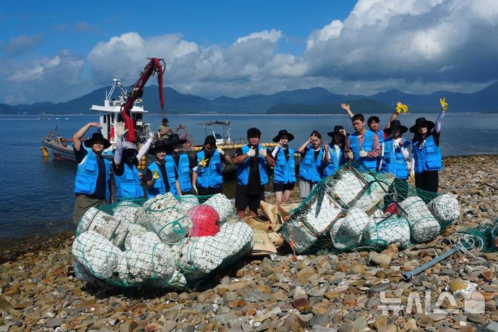 [서울=뉴시스] 어촌에 ON 대학생(어촌 일손돕기).