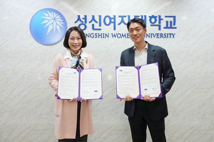 [서울=뉴시스] 성신여대 한지수(왼쪽) 뷰티산업학과장과 홍석우 영우 대표이사가 지난 10일 업무협약 체결 후 기념 촬영을 하고 있다. (사진=성신여대 제공) 2026.03.12. photo@newsis.com *재판매 및 DB 금지