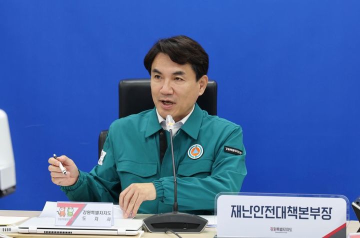 [춘천=뉴시스] 12일 강원특별자치도 김진태 도지사는 지난 11일 저녁 6시5분 삼척시 동쪽 해역에서 규모 3.1의 지진이 발생한 데 이어 밤 10시11분 규모 2.1의 지진이 추가로 발생 관련해 “도민의 생명과 안전을 지키기 위해 긴장을 늦추지 않고 철저히 대비하겠다”고 밝혔다. 강원특별자치도 제공. *재판매 및 DB 금지