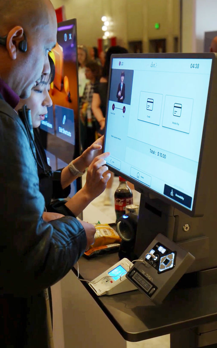 LG전자가 세계 최대 규모의 접근성 콘퍼런스인 'CSUN AT 2026'에 참가해 고객 접근성 강화를 위한 제품 및 서비스를 대거 선보였다. 사진은 전시장을 찾은 고객이 수어안내가 적용된 키오스크를 살펴보고 있는 모습(사진제공=LG전자) *재판매 및 DB 금지