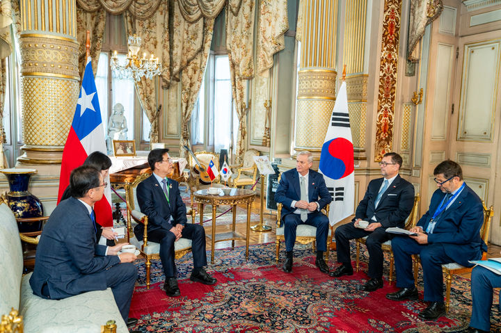 [서울=뉴시스] 정일영 국회의원(한-칠레 의원친선협회 이사), 이재명 대통령 특사 자격으로 호세 안토니오 카스트 칠레 신임 대통령 예방. (사진=외교부 제공) 2026.03.12&nbsp; *재판매 및 DB 금지