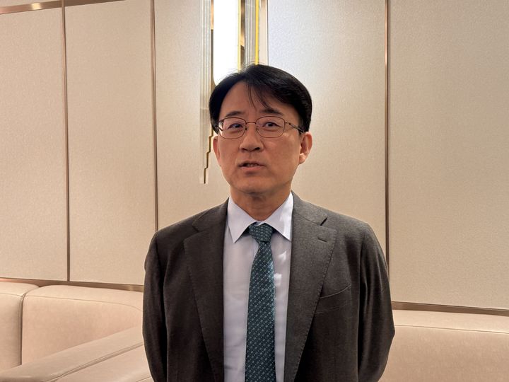 [서울=뉴시스] 이청 삼성디스플레이 사장이 12일 오전 서울 잠실 롯데호텔에서 열린 한국디스플레이산업협회 이사회 참석 전 기자들과 질의응답을 하고 있다. (사진=삼성디스플레이 제공) 2026.03.12 photo@newsis.com *재판매 및 DB 금지