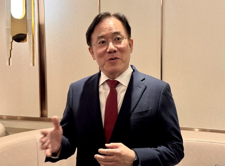 [서울=뉴시스] 정철동 LG디스플레이 사장이 12일 오전 서울 잠실 롯데호텔에서 열린 한국디스플레이산업협회 이사회 참석 전 기자들과 질의응답을 하고 있다. (사진=LG디스플레이 제공) 2026.03.12 photo@newsis.com *재판매 및 DB 금지