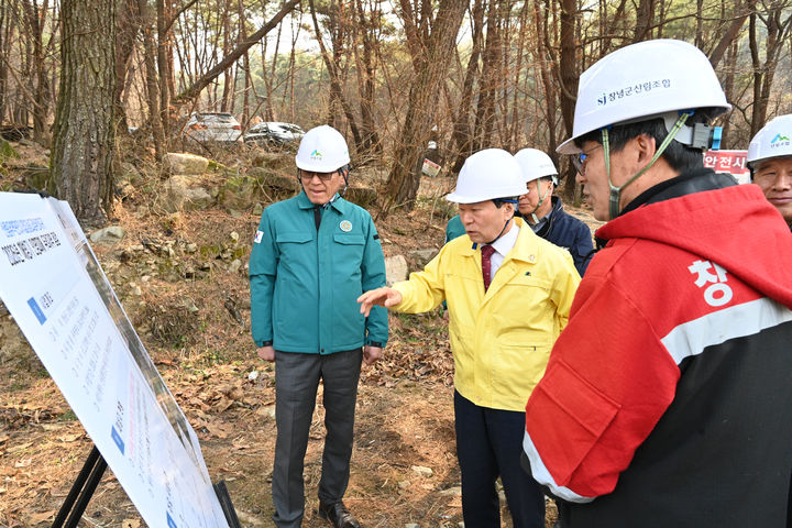 [창녕=뉴시스] 성낙인 경남 창녕군수가 고암면 우천리 인명피해 우려 지역 현장을 살피고 있다. (사진=창녕군 제공) 2026.03.12. photo@newsis.com *재판매 및 DB 금지