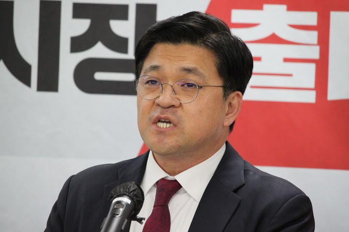 [천안=뉴시스] 최영민 기자=권용태 국민의힘 천안시장 예비후보가 12일 천안시청 브리핑실에서 천안시장 출마 기자회견을 하고 있다. 2026.03.12 ymchoi@newsis.com *재판매 및 DB 금지