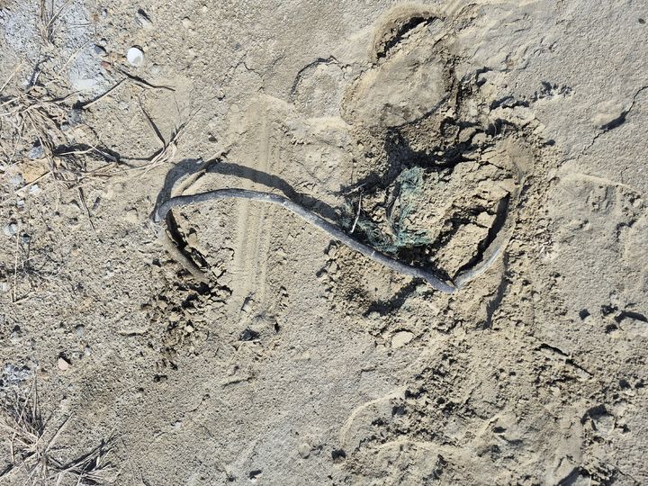 [화성=뉴시스] 성토 작업을 빌미로 농지에 공사 현장 배출물을 매몰한 모습. (사진=경기남부경찰청 제공) 2026.3.12. photo@newsis.com *재판매 및 DB 금지