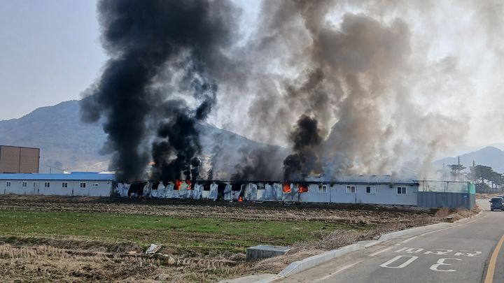[순창=뉴시스] 12일 오전 10시23분께 전북 순창군 동계면의 마을 하수도 설치공사 현장 내부의 사무실 건물에서 불이 나 불길과 연기가 나고 있다. (사진=전북도소방본부 제공) 2026.03.12. photo@newsis.com *재판매 및 DB 금지