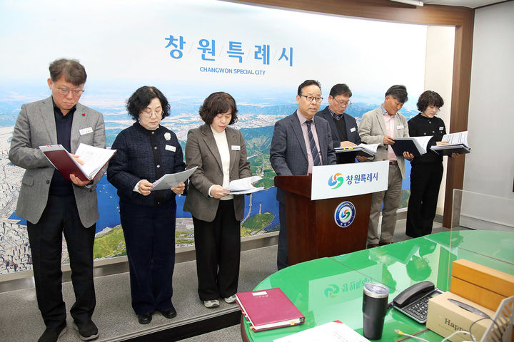 [창원=뉴시스] 이종근 경남 창원시 진해구청장이 12일 오전 시청 프레스센터에서 1분기(1~3월) 정례 브리핑을 갖고 있다. (사진=창원시청 제공) 2026.03.12. photo@newsis.com *재판매 및 DB 금지