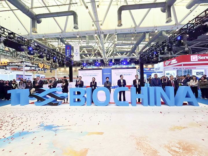 [서울=뉴시스] 12일(현지시간) 중국 쑤저우 국제엑스포센터에서 열린 BIO CHINA 2026 개막식에서 노연홍 협회장(왼쪽에서 두번째)이 한국 대표로 세리모니를 하고 있다. (사진=한국제약바이오협회 제공) 2026.3.12. photo@newsis.com *재판매 및 DB 금지