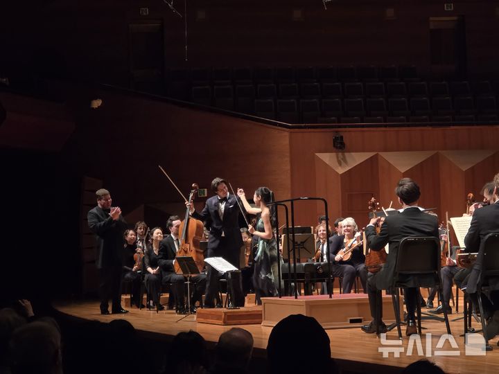 [서울=뉴시스] 조기용 기자 = 지난 11일 서울 서초구 예술의전당에서 열린 '쾰른 방송(WDR) 오케스트라 내한 공연'에서 바이올리니스트 김서현과 첼리스트 다니엘 뮐러 쇼트가 협연했다. excuseme@newsis.com 2026.03.12.