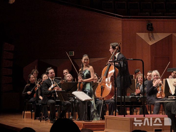 [서울=뉴시스] 조기용 기자 = 지난 11일 서울 서초구 예술의전당에서 열린 '쾰른 방송(WDR) 오케스트라 내한 공연'에서 바이올리니스트 김서현과 첼리스트 다니엘 뮐러 쇼트가 협연했다. excuseme@newsis.com 2026.03.12.