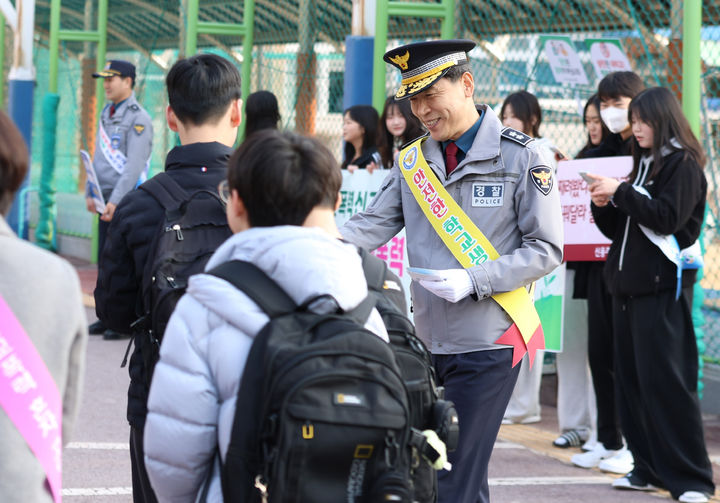 [광주=뉴시스] 김영근 광주경찰청장이 12일 오전 광주 북구 신용중학교에서 신학기 학교폭력 예방 등굣길 캠페인에 참여해 학생들과 소통하고 있다. (사진 = 광주경찰청 제공) 2026.03.12. photo@newsis.com *재판매 및 DB 금지