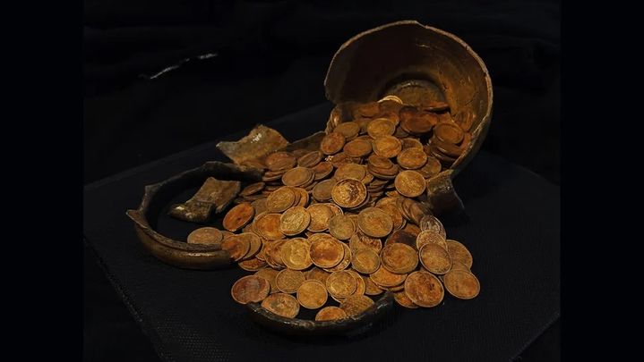 [서울=뉴시스] 러시아 토르조크의 주택 아래에서 409개의 금화가 발견됐다. (사진 출처: 러시아 과학아카데미 고고학연구소)