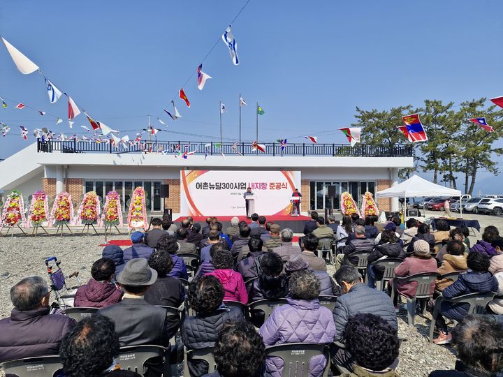 [통영=뉴시스] 신정철 기자= 경남 통영시는 지난 11일 사량면 내지마을에서 천영기 통영시장, 지역 기관단체장, 주민 등 100여 명이 참석한 가운데 ‘내지항 어촌뉴딜300사업 준공식’ 행사를 가졌다. 사진은 준공식 모습.(사진=통영시 제공).2026.03.12. photo@newsis.com *재판매 및 DB 금지