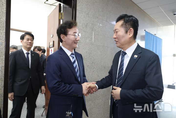 [서울=뉴시스] 조성봉 기자 = 정청래 더불어민주당 대표가 12일 오전 서울 여의도 국회에서 전재수 의원과 면담을 마치고 악수를 하고 있다.2026.03.12. suncho21@newsis.com