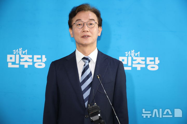 [서울=뉴시스] 조성봉 기자 = 전재수 더불어민주당 의원이 12일 오전 서울 여의도 국회에서 정청래 대표와 면담을 마치고 취재진의 질문에 답변하고 있다.2026.03.12. suncho21@newsis.com