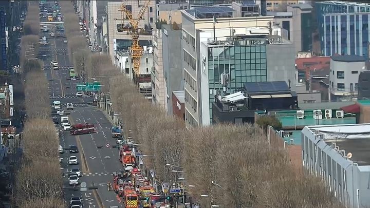 [서울=뉴시스] 12일 오후 12시1분께 서울 서초구 방배동 백석대 기숙사 건물에서 불이 나 소방이 출동한 모습. (사진=경찰청 도시교통정보센터 캡처) 2026.03.12. photo@newsis.com *재판매 및 DB 금지