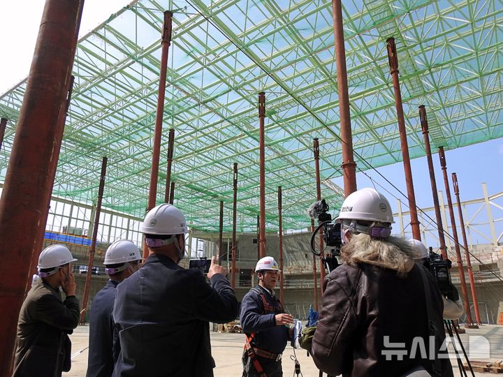 [서귀포=뉴시스] 김수환 기자 = 12일 오전 서귀포시 종합경기장 공사 현장에서 책임자가 진행 상황을 설명하고 있다. 2026.03.12. notedsh@newsis.com