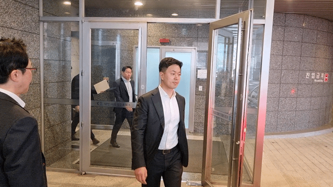 [서울=뉴시스]이지용 기자 = 최태원 대한상공회의소 회장이 12일 서울 중구 대한상의 회관에서 열린 '기업혁신 지원 민관협의체 킥오프 회의'가 끝난 뒤 현장을 나오고 있다. 2026.03.12. leejy5223@newsis.com *재판매 및 DB 금지