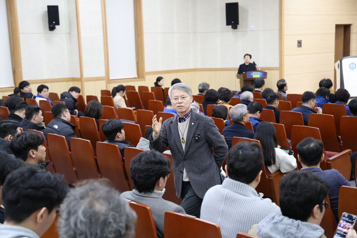 [순천=뉴시스] 민형배 의원이 순천대학교에서 '20조 시민기획 경청 투어'하고 있다. (사진=민형배측 제공) 2026.03.12. photo@newsis.com *재판매 및 DB 금지