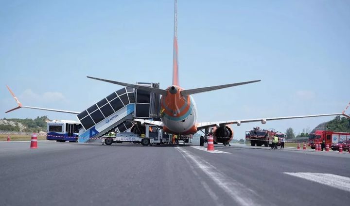 [t서울=뉴시스]수요일 태국 푸켓 국제공항 활주로에서 하드 랜딩 사고를 일으킨 에어인디아 익스프레스 소속 보잉 737-300 여객기가 멈춰 서 있다. 이 사고로 노즈 기어(앞바퀴) 부위가 파손되면서 기체 이동이 불가능해졌고, 공항 활주로는 약 7시간 동안 전면 폐쇄됐다. 사진 푸켓 국제공항 *재판매 및 DB 금지