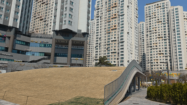 [사진=박현주 미술전문기자]고층 아파트 사이 낮은 구릉처럼 이어진 서서울미술관 전경 *재판매 및 DB 금지