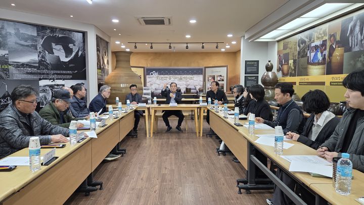 [울산=뉴시스] (재)울주문화재단(대표이사 이춘근)은 12일 울산을 대표하는 문화관광축제인 울산옹기축제의 성공적인 개최를 위해 외고산 옹기마을에서 축제협의체 회의를 개최했다고 밝혔다. (사진= 울주문화재단 제공) 2026.03.12.photo@newsis.com *재판매 및 DB 금지