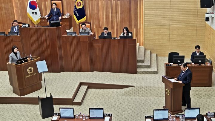 [세종=뉴시스] 송승화 기자 = 12일 세종시의회 본회의장에서 (왼쪽)김현미 시의원이 최민호 시장에게 재정 관련 질문을 하고 있다. 2026.03.12. ssong1007@newsis.com *재판매 및 DB 금지