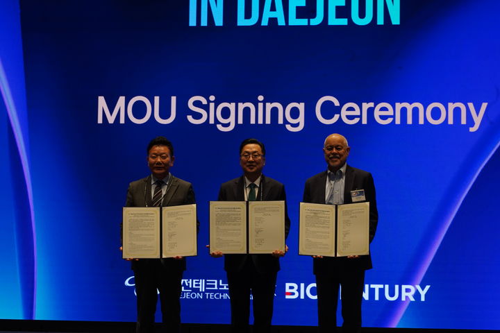 [대전=뉴시스]11일 대전광역시, 바이오센추리(BioCentury), 대전TP가 대전 바이오 생태계의 국제 경쟁력 강화를 위한 업무협약(MOU)을 체결했다. 2026. 03. 12 photo@newsis.com *재판매 및 DB 금지