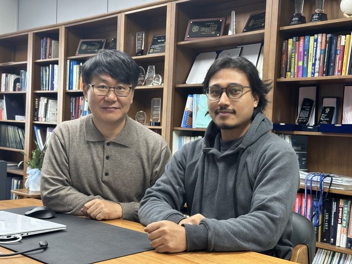 [서울=뉴시스] 광운대 전자공학과 박재영(왼쪽) 교수와 가간 바하두르 프라단(Gagan Bahadur Pradhan) 박사과정생. (사진=광운대 제공) 2026.03.12. photo@newsis.com *재판매 및 DB 금지