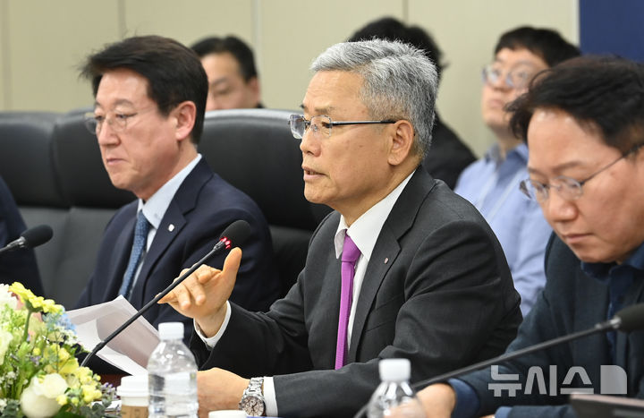 [세종=뉴시스]한전은 12일 서울 서초구 한전아트센터에서 김동철 사장과 경영진, 산·학·연 전문가 등 약 40여명이 참석한 가운데 제1회 에너지 신기술·신사업 포럼을 열고 상반기 설립 예정인 한전 기술지주회사의 합리적 운영 방향을 논의했다.(사진=한전 제공)