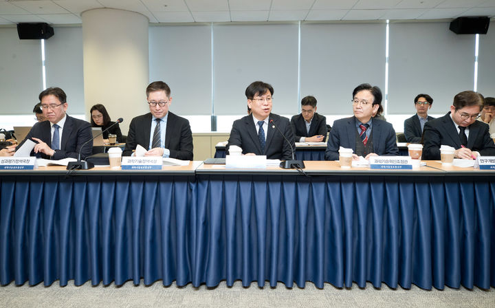 [서울=뉴시스]박인규 과학기술정보통신부 과학기술혁신본부장이 12일 오전 서울 종로구 광화문교보빌딩 국가과학기술자문회의 대회의실에서 출입기자들과 간담회를 하고 있다. 왼쪽부터 홍순정 성과평가정책국장, 조선학 과학기술정책국장, 박인규 과학기술혁신본부장, 임요업 과학기술혁신조정관, 이재흔 연구개발투자심의국장. (사진=과학기술정보통신부 제공) *재판매 및 DB 금지