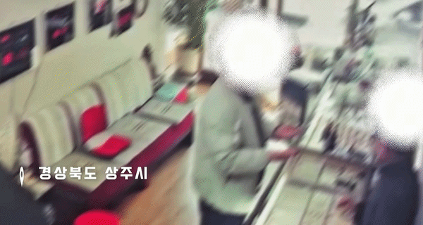 [서울=뉴시스]지난 4일 경북 상주에 위치한 금은방에서 손님인 척하던 남성이 금목걸이를 갖고 도주하는 모습. (사진 출처: 경찰청 공식 유튜브 채널 캡처)