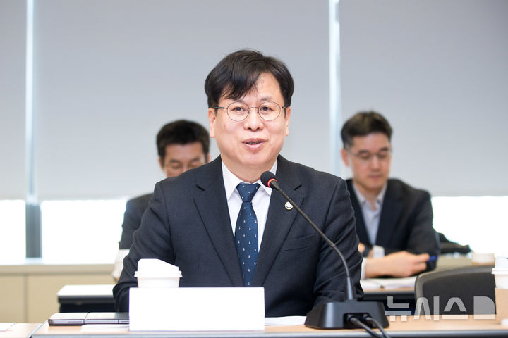 [서울=뉴시스]박인규 과학기술정보통신부 과학기술혁신본부장이 12일 오전 서울 종로구 광화문교보빌딩 국가과학기술자문회의 대회의실에서 출입기자들과 간담회를 하고 있다. (사진=과기정통부 제공)