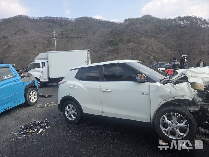 [영동=뉴시스] 파손된 사고 차량. (사진=영동소방서 제공) 2026.03.12. photo@newsis.com *재판매 및 DB 금지