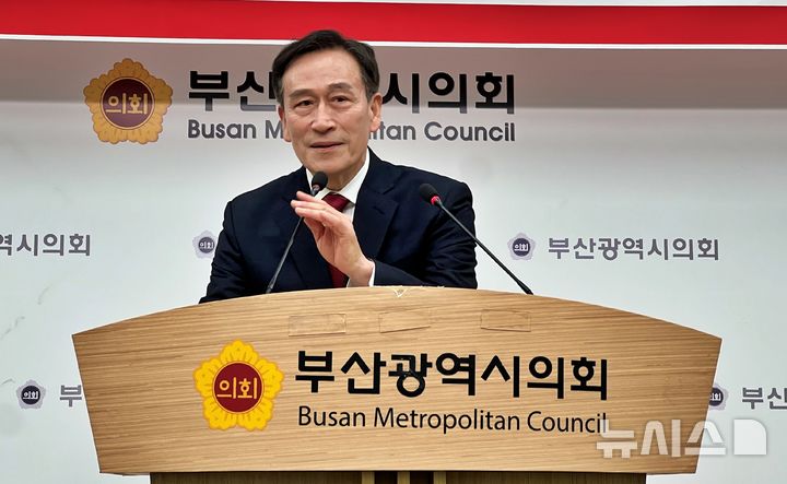 [부산=뉴시스] 원동화 기자 = 국민의힘 정명시 부산시당 부대변인이 12일 부산시의회 브리핑룸에서 기장군수 선거 출마를 선언했다. 현직 군수가 불출마한 기장군수 선거에는 국민의힘에서만 4명이 경쟁 구도를 형성했다. 2026.03.12. dhwon@newsis.com