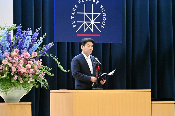 [서울=뉴시스]다카이치 사나에(高市早苗) 일본 총리는 12일 불륜 스캔들에 휩싸인 마쓰모토 요헤이(松本洋平) 문부과학상을 경질하지 않고 계속 기용할 의향을 밝혔다. 사진은 마쓰모토 문부과학상이 지난 1일 후쿠시마현의 후타바 미래학원 중학교·고등학교 졸업증서 수여식에 참석해 연설하고 있다. <사진캡처=일본 문부과학성 엑스(@mextjapan) 갈무리> *재판매 및 DB 금지. 2026.03.12.