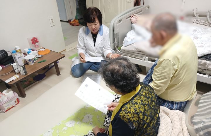 [안산=뉴시스] 의사와 간호사, 사회복지사 등으로 구성된 의료팀이 어르신 가정을 방문해 맞춤형 의료서비스 계획을 안내하고 있다.(사진=안산시 제공) 2026.03.12.photo@newsis.com *재판매 및 DB 금지