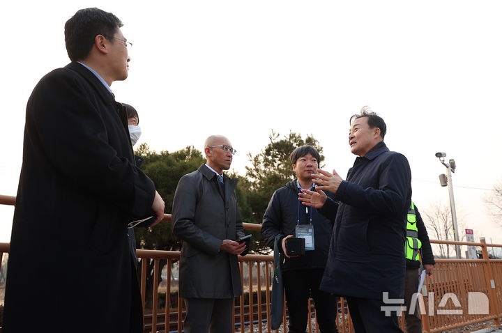 [의왕=뉴시스] 김성제 시장이 왕송호수공원의 봄맞이 시설 점검에 나선 가운데 동행한 공직자들에게 철저한 안전한 관리를 당부하고 있다.(사진=의왕시 제공).2026.03.12.photo@newsis.com 